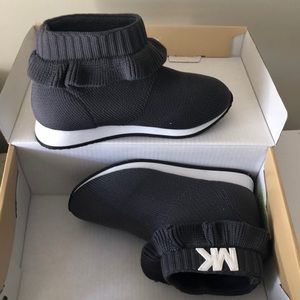 MICHAEL KORS GIRLS’ HIGH TOP SLIP ON SNEAKERS SZ 9